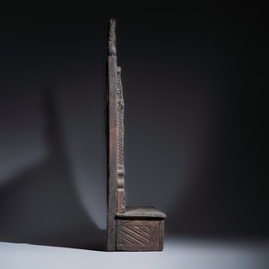 An early carved oak fragment of a throne back with a French coat of arms — 照片 5