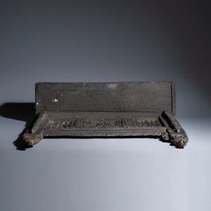 An early carved oak fragment of a throne back with a French coat of arms — 照片 6