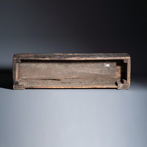 An early carved oak fragment of a throne back with a French coat of arms — 照片 7
