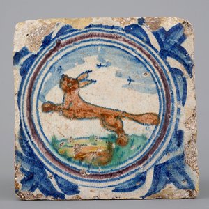 An early English Delftware medallion tile with a fox, ca. 1580 — 照片 1