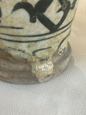 An early Islamic pottery albarello with engraved copper mount and cover, probably Nishapur, Iran, 10/11th C. — photo 3