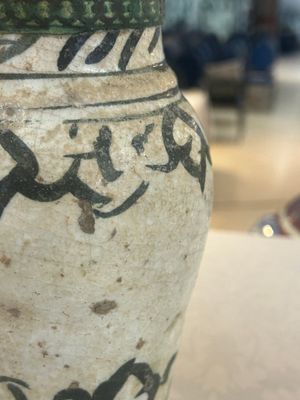 An early Islamic pottery albarello with engraved copper mount and cover, probably Nishapur, Iran, 10/11th C. — photo 4