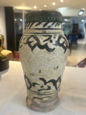 An early Islamic pottery albarello with engraved copper mount and cover, probably Nishapur, Iran, 10/11th C. — photo 5