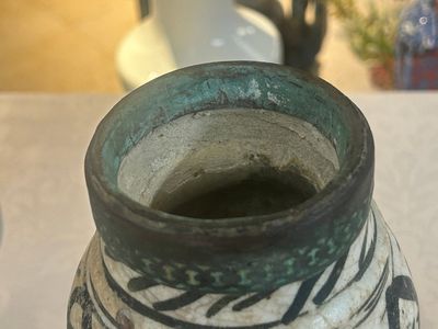 An early Islamic pottery albarello with engraved copper mount and cover, probably Nishapur, Iran, 10/11th C. — photo 8