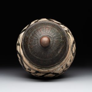 An early Islamic pottery albarello with engraved copper mount and cover, probably Nishapur, Iran, 10/11th C. — photo 3