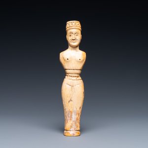 An Eastern Roman or Byzantine carved bone figure of a man, 6/10th C. — photo 2