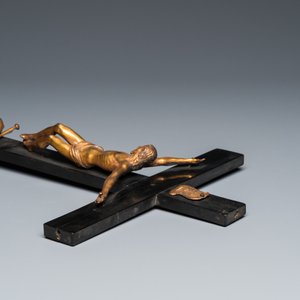 An ebonised wooden reliquary crucifix with gilt bronze corpus, Germany or Italy, 17/18th C. — photo 5