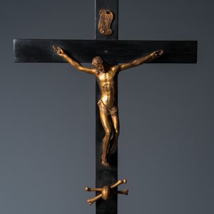 An ebonised wooden reliquary crucifix with gilt bronze corpus, Germany or Italy, 17/18th C. — photo 8