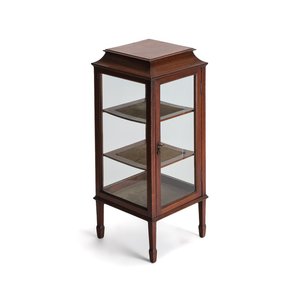 An Edwardian inlaid mahogany standing display cabinet, England, late 19/early 20th C. — foto 1