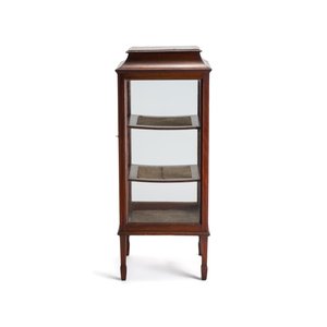 An Edwardian inlaid mahogany standing display cabinet, England, late 19/early 20th C. — foto 3