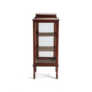 An Edwardian inlaid mahogany standing display cabinet, England, late 19/early 20th C. — foto 4