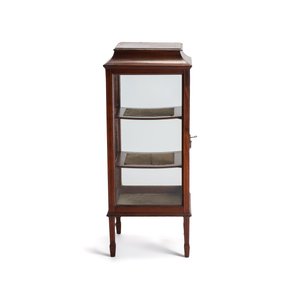 An Edwardian inlaid mahogany standing display cabinet, England, late 19/early 20th C. — foto 5