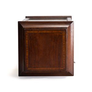 An Edwardian inlaid mahogany standing display cabinet, England, late 19/early 20th C. — foto 6
