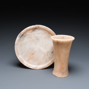 An Egyptian alabaster vase and a dish, Old Kingdom — 照片 1