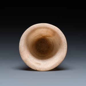 An Egyptian alabaster vase and a dish, Old Kingdom — 照片 9
