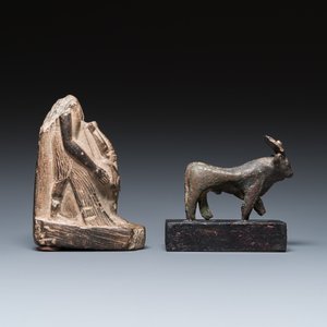 An Egyptian basalt sculpture of a priest or an official holding an Osiris sculpture and a bronze Apis, Late period — 照片 2