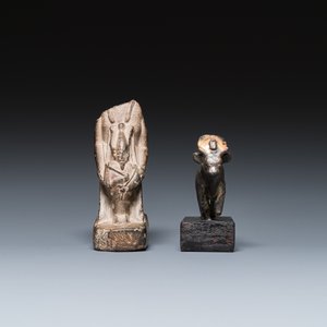 An Egyptian basalt sculpture of a priest or an official holding an Osiris sculpture and a bronze Apis, Late period — 照片 3