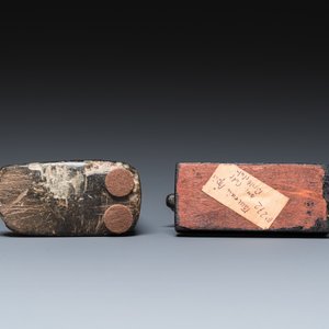 An Egyptian basalt sculpture of a priest or an official holding an Osiris sculpture and a bronze Apis, Late period — 照片 6