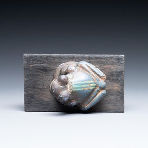 An Egyptian cobalt blue- and turquoise-glazed faience model of a frog, 15/11th C. BC — photo 6