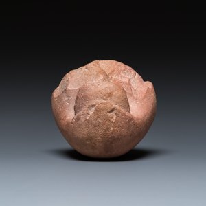 An Egyptian light brown limestone canopic lid in the shape of a falcon head, Late Period — 照片 6