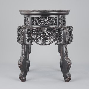An elaborately carved Chinese hardwood vase stand with dreamstone insert, 19th C. — photo 1