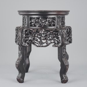 An elaborately carved Chinese hardwood vase stand with dreamstone insert, 19th C. — photo 3