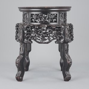 An elaborately carved Chinese hardwood vase stand with dreamstone insert, 19th C. — photo 4