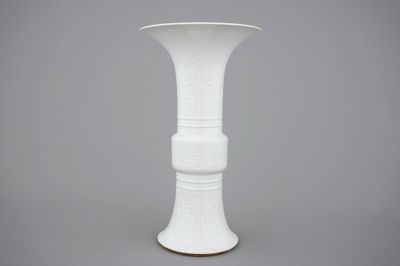 An elegant relief-decorated blanc de Chine porcelain beaker vase, 18/19th C.
