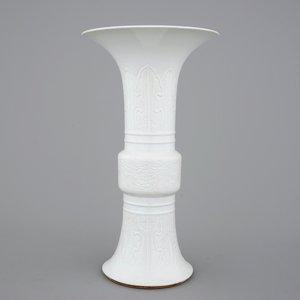 An elegant relief-decorated blanc de Chine porcelain beaker vase, 18/19th C. — photo 1