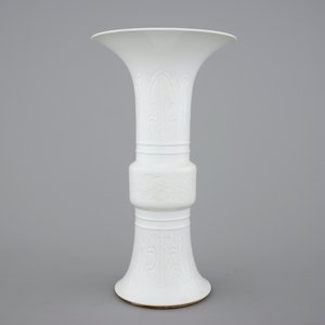 An elegant relief-decorated blanc de Chine porcelain beaker vase, 18/19th C. — photo 2