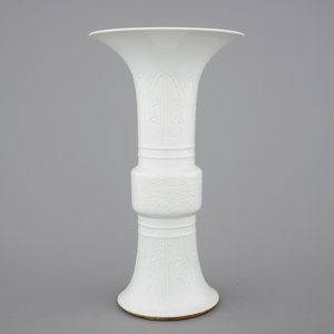 An elegant relief-decorated blanc de Chine porcelain beaker vase, 18/19th C. — photo 3