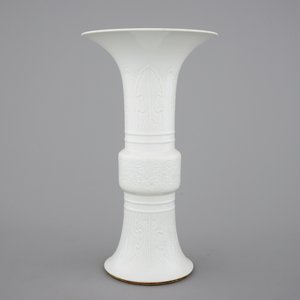 An elegant relief-decorated blanc de Chine porcelain beaker vase, 18/19th C. — photo 4