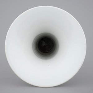 An elegant relief-decorated blanc de Chine porcelain beaker vase, 18/19th C. — photo 5