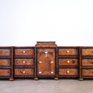 An elongated cabinet of drawers in burl veneer, Liege, 17/18th C. — photo 1