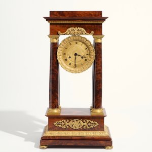 An Empire mahogany and gilt bronze portico mantle clock, France, 19th C. — 照片 2