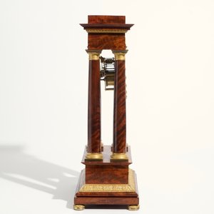 An Empire mahogany and gilt bronze portico mantle clock, France, 19th C. — 照片 3