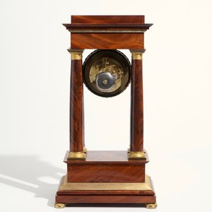 An Empire mahogany and gilt bronze portico mantle clock, France, 19th C. — 照片 4