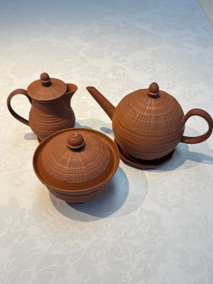 An English 4-piece engine-turned redware tea service, pseudo-Chinese marks, 2nd half 18th C. — foto 1