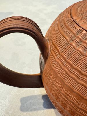 An English 4-piece engine-turned redware tea service, pseudo-Chinese marks, 2nd half 18th C. — foto 11