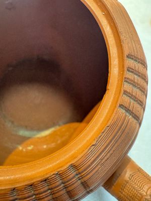 An English 4-piece engine-turned redware tea service, pseudo-Chinese marks, 2nd half 18th C. — foto 17