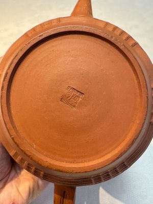 An English 4-piece engine-turned redware tea service, pseudo-Chinese marks, 2nd half 18th C. — foto 19