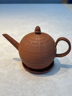 An English 4-piece engine-turned redware tea service, pseudo-Chinese marks, 2nd half 18th C. — foto 2