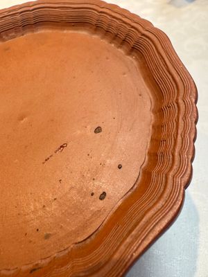 An English 4-piece engine-turned redware tea service, pseudo-Chinese marks, 2nd half 18th C. — foto 22