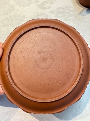 An English 4-piece engine-turned redware tea service, pseudo-Chinese marks, 2nd half 18th C. — foto 24