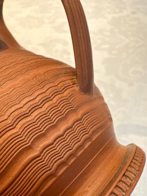 An English 4-piece engine-turned redware tea service, pseudo-Chinese marks, 2nd half 18th C. — foto 34