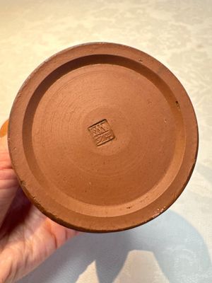 An English 4-piece engine-turned redware tea service, pseudo-Chinese marks, 2nd half 18th C. — foto 35