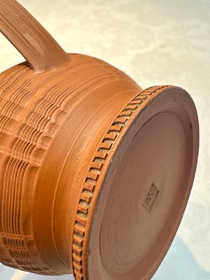 An English 4-piece engine-turned redware tea service, pseudo-Chinese marks, 2nd half 18th C. — foto 37