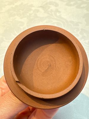 An English 4-piece engine-turned redware tea service, pseudo-Chinese marks, 2nd half 18th C. — foto 40