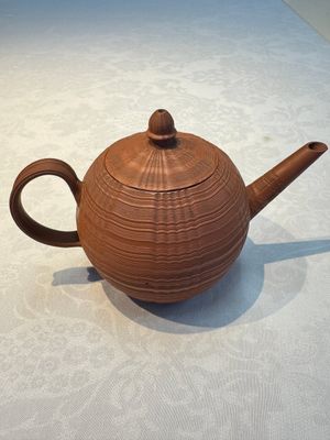 An English 4-piece engine-turned redware tea service, pseudo-Chinese marks, 2nd half 18th C. — foto 4
