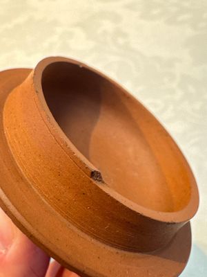 An English 4-piece engine-turned redware tea service, pseudo-Chinese marks, 2nd half 18th C. — foto 41